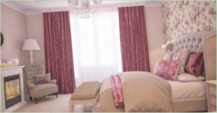 Jemnosti používajúce ružové závesy v spálni interiéru