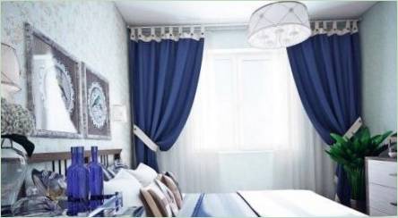 Použitie modrých a modrých závesov v spálni interiéru