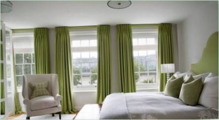 Vlastnosti používania zelených záclonov v spálni interiéru