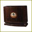 Na obrázku: AD014 Art Deco Bow Front Cabinet in Macassar Ebony od Restall Brown & Clennell