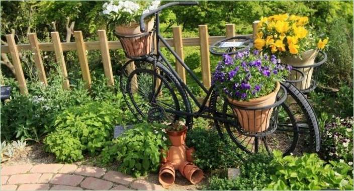 Aplikačné nápady starého bicykla v záhradnom dizajne