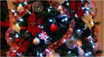 Ako krásne ozdobiť vianočný strom s loptičkami?