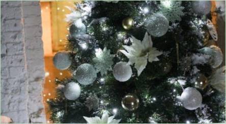 Ako ozdobiť vianočný strom so striebornými hračkami?