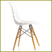 Plastová postranná stolička Eames z továrne Vitra