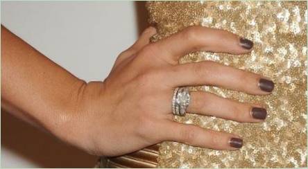 Aký prst nosíme zásnubný prsteň?