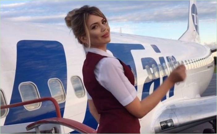 A  Striking Look : Ruská letuška ohromených cudzincov online