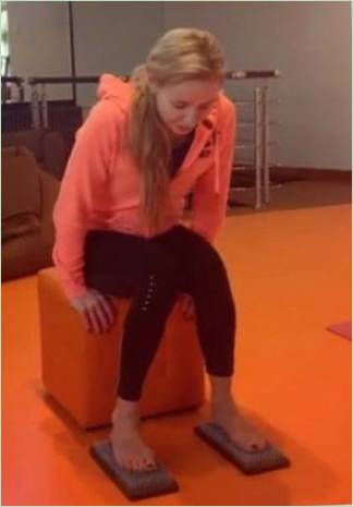 Dokonca vyzerajú bolesť: 44-ročná Tatyana Navka oslavovala jogy deň na nechtoch