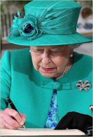 Novinári boli odtajnení, ktoré nosia kráľovnú Elizabeth II v kabelke