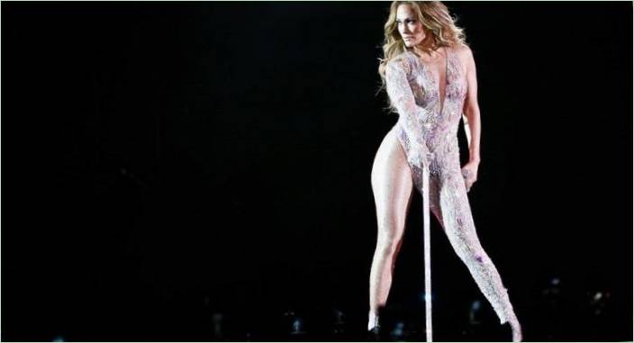 Oblek Jennifer Lopez praskla vpravo na pódiu