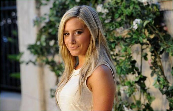 Prečo herečka Ashley Tisdale sa rozhodol zbaviť sa prsných implantátov?