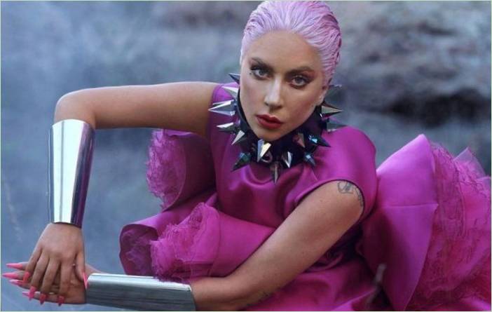 Roh, smaragdové šaty a helma-bublina: Lady Gaga demonštrovala fantastické obrazy na každodennej ceremoniáli VMA