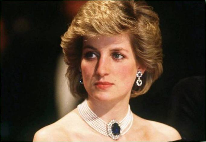 Večerná kabelka princezná Diana opustil kladivo pre 1 000 000 rubľov