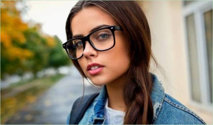 Vizážisti dal 5 tipov na make-up ženy, ktoré nosia okuliare