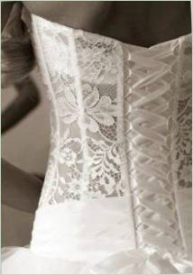Ako čipky korzet na svadobných šatách?