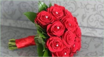 Svadobná kytica červených ruží: nápady na dizajnové a výberové jemnosti