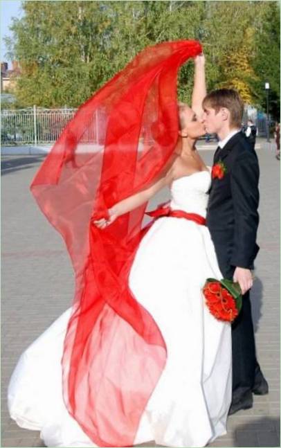 Svadobné šaty s červeným pásom - dali sme veľkolepé akcenty