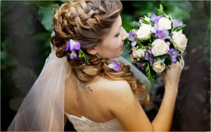Svadobné účesy s kvetmi: Prehľad najlepších možností pokynov a metód ich vykonania