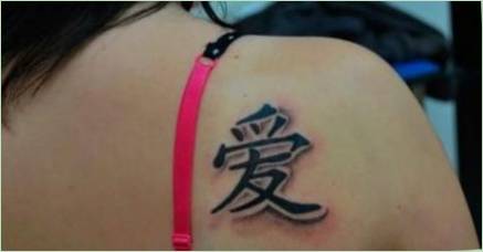 Tetovanie v podobe čínskych hieroglyfov