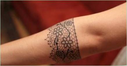 Tetovanie v podobe náramku v rukách dievčat