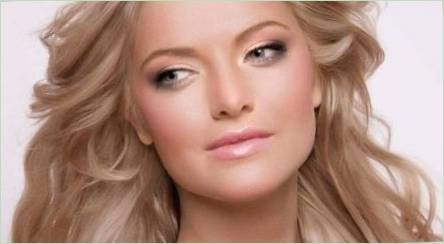Krémová blondína: farebné funkcie a jemnosť farbenia