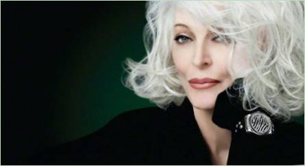 Zrážka a účesy na stredných vlasoch pre ženy po 50 rokoch